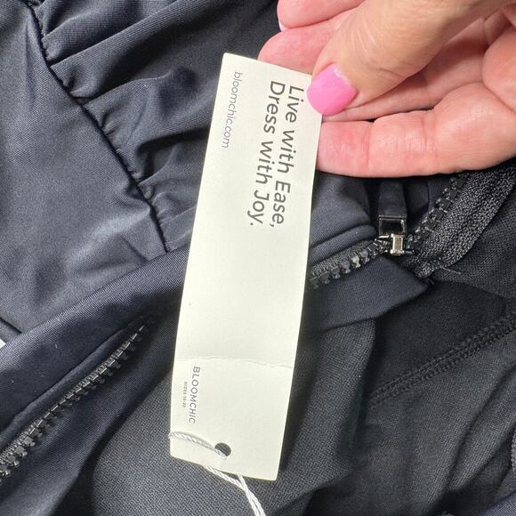 Bloomchic Women's sz 12 Black Swim Top Zip Short Sleeve Built In Bra Ruched NWT - Picture 8 of 9